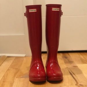 Hunter Women’s Tall Gloss Rain Boots with Socks